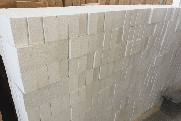 Lightweight insulating brick
